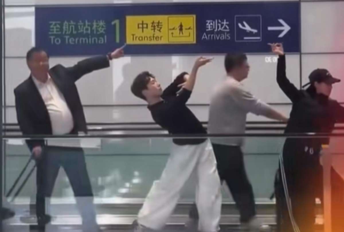 Viajero se une por error a coreograf&iacute;a en un aeropuerto y se vuelve viral