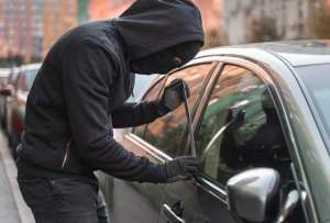 El sospechoso tard&oacute; apenas un minuto en sustraer los m&oacute;dulos electr&oacute;nicos de varias motocicletas.