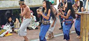 La comunidad Shuar de Naranjal, durante la presentaci&oacute;n de una danza aut&oacute;ctona.
