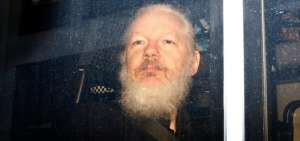 Imagen de Assange, cuando sali&oacute; detenido del consulado de Ecuador. 