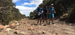 Los miembros del equipo Ideal Alambrec - Natural Vitality durante un entrenamiento antes de la prueba.