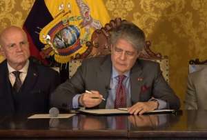 Lasso firma los decretos tras la reunión del gabinete. 