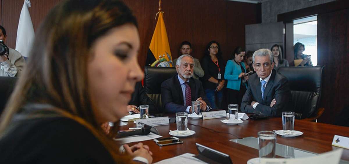 La apertura de sobres ocurri&oacute; ayer y cont&oacute; con la presencia del ministro de Hidrocarburos, Carlos P&eacute;rez (centro).