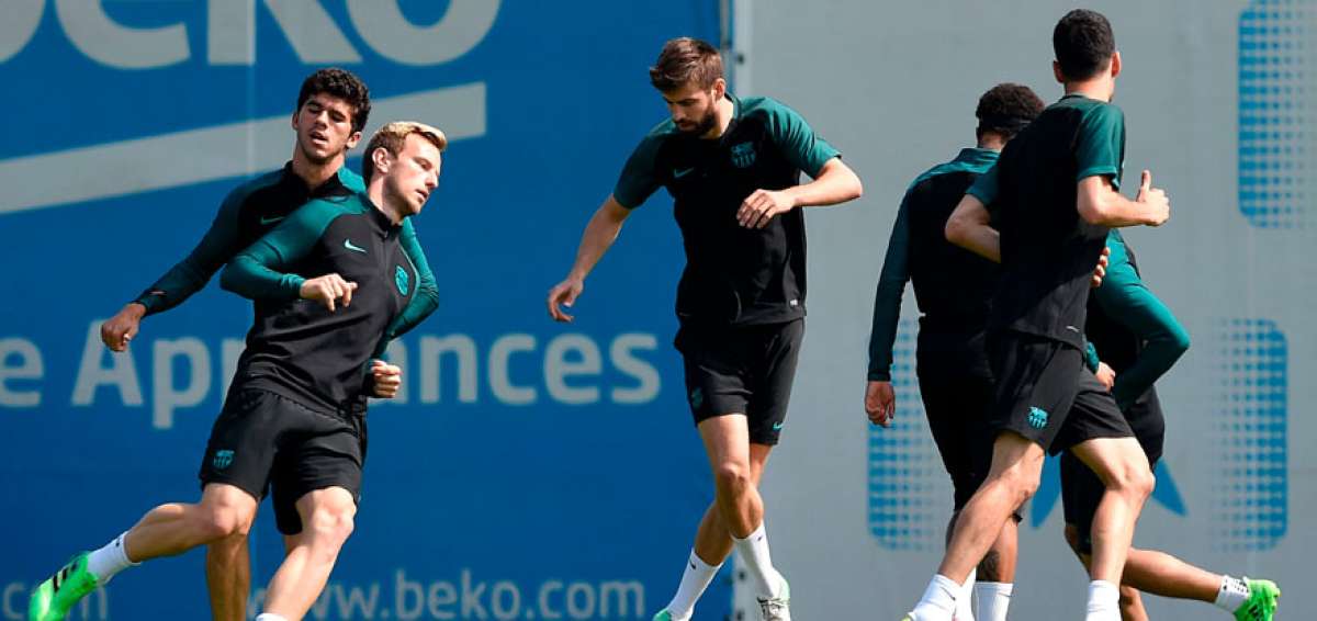 Los jugadores del FC Barcelona volvieron ayer a los entrenamientos para preparar el cl&aacute;sico del domingo. 
