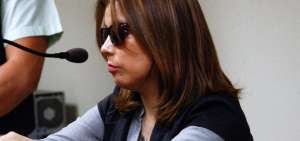 Nabila est&aacute; totalmente ciega y usa pr&oacute;tesis oculares. Durante el juicio ocult&oacute; sus ojos tras una gafas oscuras.