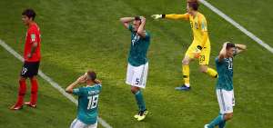 Cuatro jugadores de la selecci&oacute;n de Alemania se lamentan dentro del &aacute;rea de Corea del Sur, tras perder un tanto cuando el partido iba 1-0 en contra.