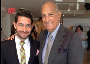 El dise&ntilde;ador cuencano Gustavo Moscoso junto a &Oacute;scar de la Renta en el atelier del dominicano. 