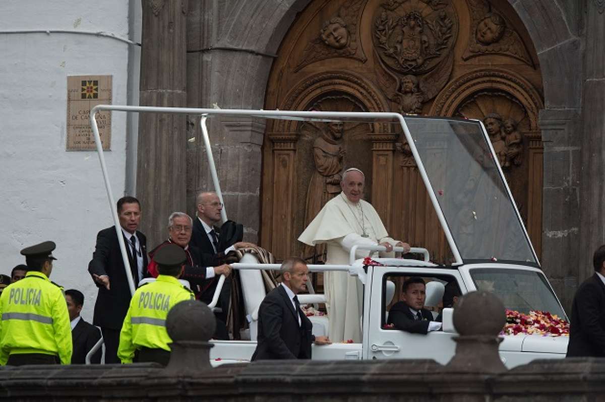 Instantes en el que el Papa lleg&oacute; a la iglesia de San Francisco donde se cumpli&oacute; encuentro con la sociedad civil. Foto: Jhon Guevara/ EL TEL&Eacute;GRAFO.