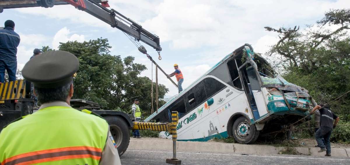 El bus fue extra&iacute;do esta ma&ntilde;ana del abismo al que cay&oacute; la tarde del martes. 