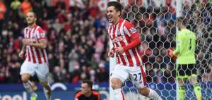 El primer gol del Stoke City fue obra del espa&ntilde;ol Bojan Krkic, tras un error de Memphis Depay.