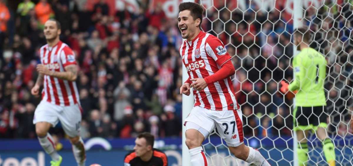 El primer gol del Stoke City fue obra del espa&ntilde;ol Bojan Krkic, tras un error de Memphis Depay.