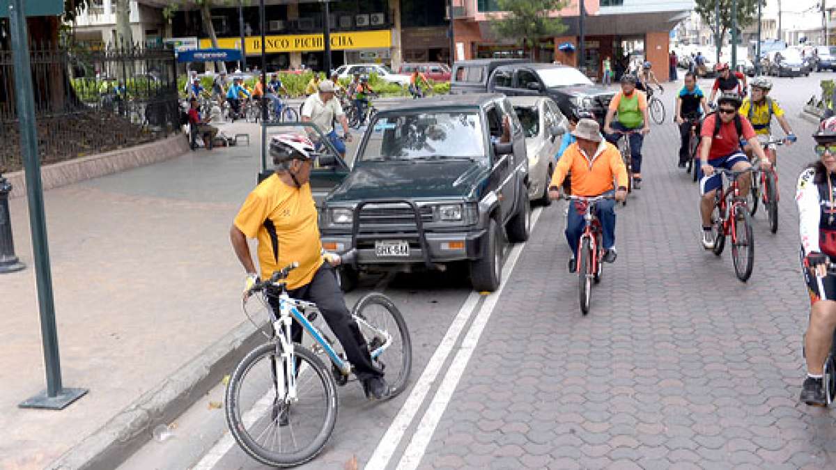 Ciclistas recorrieron la ciudad para exigir sus derechos. En 9 de Octubre y Santa Elena varios carros se estacionaron en la ciclorruta. Foto: Karly Torres