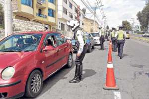 Los agentes solicitaron los documentos a los conductores y algunos ten&iacute;an la matr&iacute;cula del carro caducada. Fotos: Jos&eacute; Miguel Castillo/ El Tel&eacute;grafo