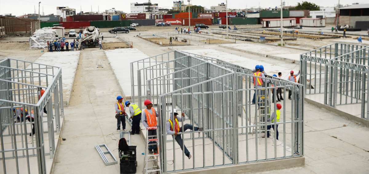 En la zona comercial de Tarqui son instalados los m&oacute;dulos en los que se ubicar&aacute;n los comerciantes.