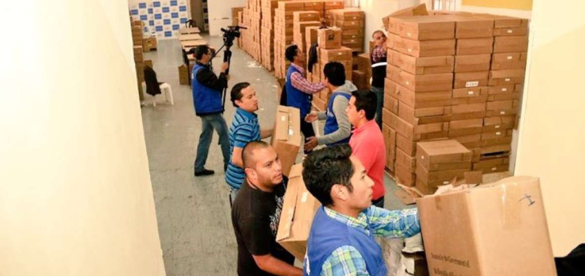 Desde el Centro de Mando y Control Electoral se inici&oacute; el reparto de 1.434 esc&aacute;neres y 1.290 computadoras a las provincias del pa&iacute;s.