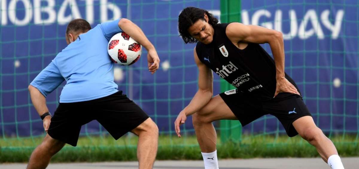 Cavani salta a la cancha en Nizhni, pero hace trabajo diferenciado