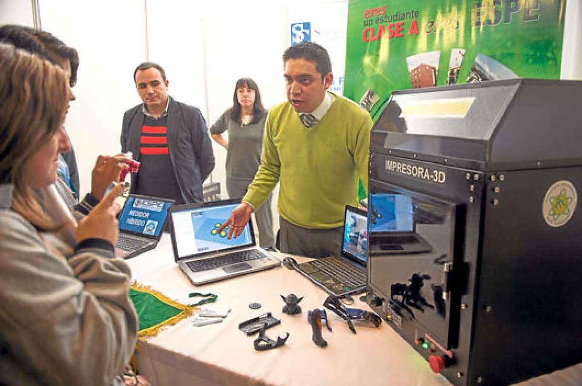 Uno de los dise&ntilde;os que fueron exhibidos fue la impresora en tercera dimensi&oacute;n (3D)  de los exestudiantes de la ESPE.  Foto: Fernando Sandoval | El Tel&eacute;grafo