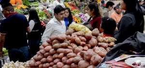 El subintendente de Pichincha realiz&oacute; un operativo de control en cinco mercados de la ciudad para verificar precios y asegurar el abastecimiento. 