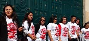 Familiares de las v&iacute;ctimas realizaron en 2017 una concentraci&oacute;n afuera de la Unidad Educativa Aampetra para exigir sanciones al docente que agredi&oacute; a los alumnos.