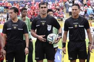Roddy Zambrano (centro) dirigir&aacute; el duelo entra Sao Paulo y Atl&eacute;tico Nacional. Foto: Tomada de http://www.ecuafutbol.org/