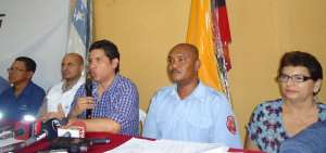 Richard G&oacute;mez (centro), presidente de la Central Unitaria de Trabajadores, realizar&aacute; el seguimiento a las denuncias laborales presentadas.