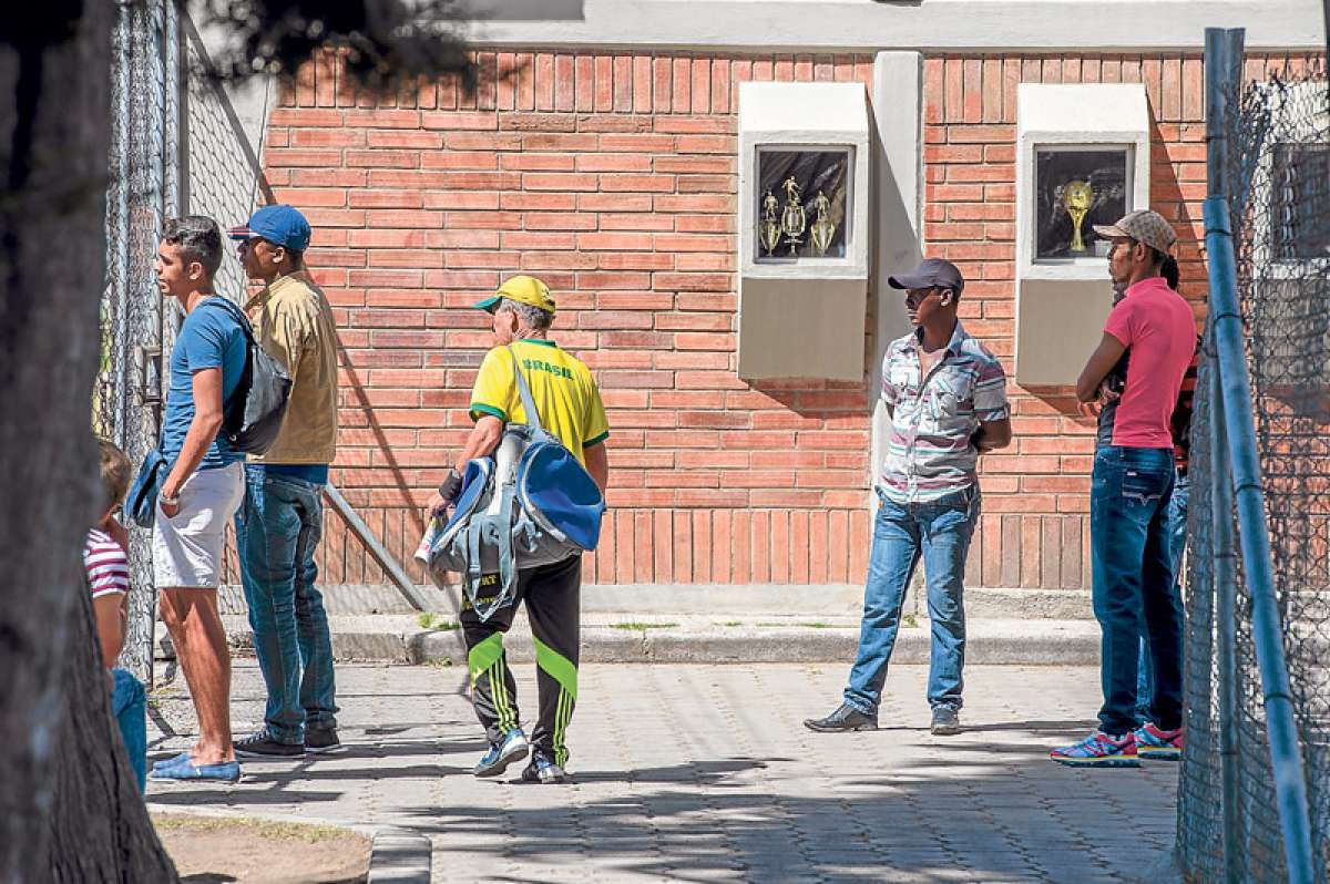 Un grupo de juveniles de Deportivo Quito observa la pr&aacute;ctica del primer equipo en Carcel&eacute;n. Foto: Andr&eacute;s Darquea 