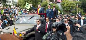 En su despedida, Correa recorri&oacute; varias arterias viales de Quito hasta llegar a la Asamblea, recibiendo el afecto del pueblo.