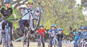 20 alumnos integran las clases, bajo todas las medidas de seguridad que requiere un ciclista. Foto: Miguel Jim&eacute;nez / El Tel&eacute;grafo