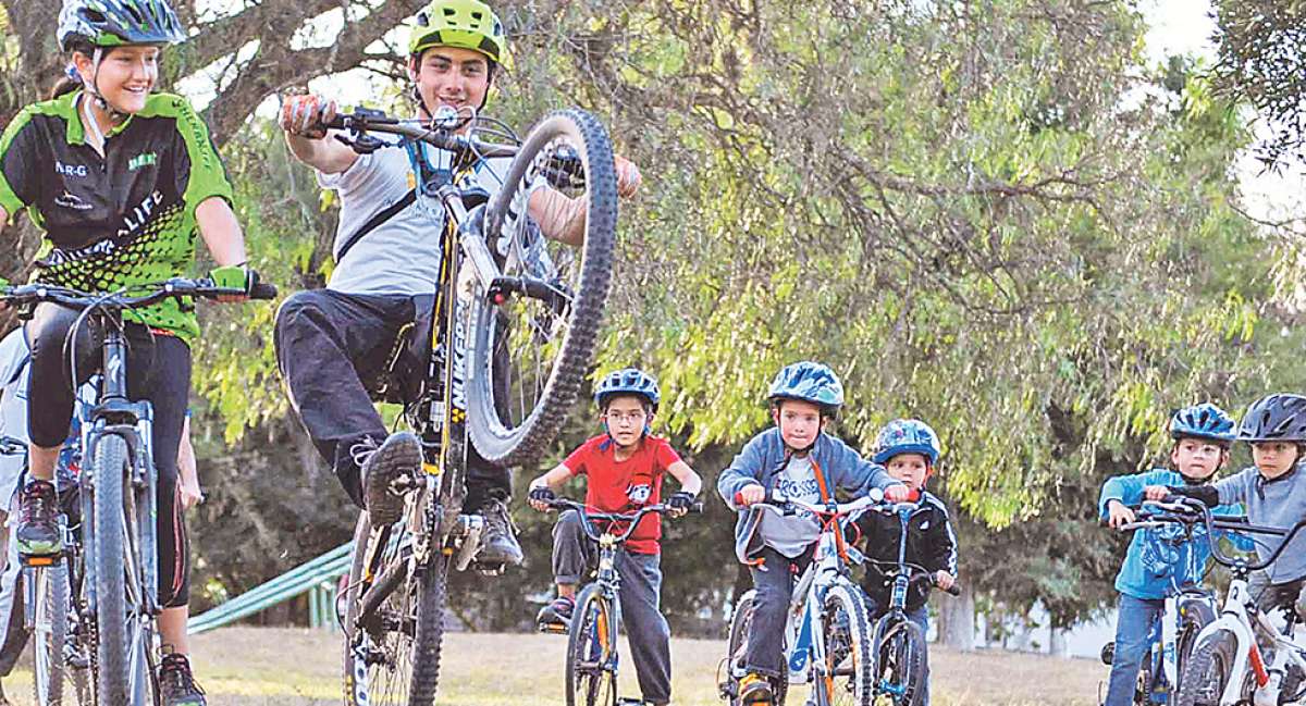 20 alumnos integran las clases, bajo todas las medidas de seguridad que requiere un ciclista. Foto: Miguel Jim&eacute;nez / El Tel&eacute;grafo