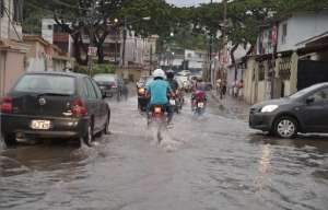 En sectores del norte, como Urdesa, Urdenor, Sauces, Atarazana, Guayacanes, Vernaza Norte, Alborada y la avenida Las Aguas,  las v&iacute;as quedaron cubiertas de agua. Foto: William Orellana / El Tel&eacute;grafo