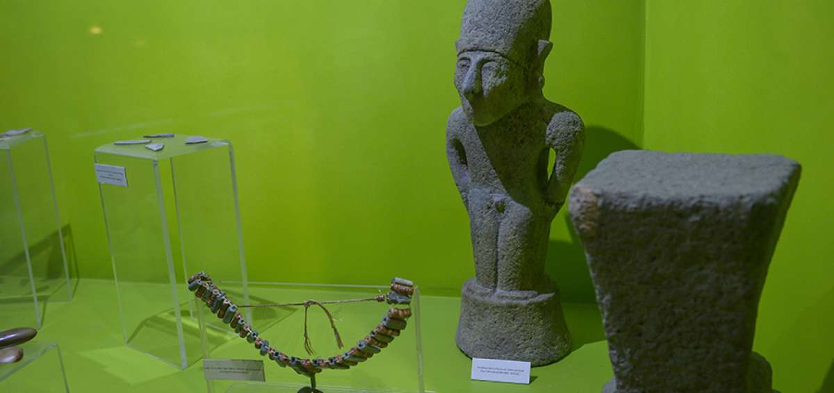Collar de concha spondylus y figura masculina de piedra de la cultura Mante&ntilde;a (900 - 1532 d.C). 