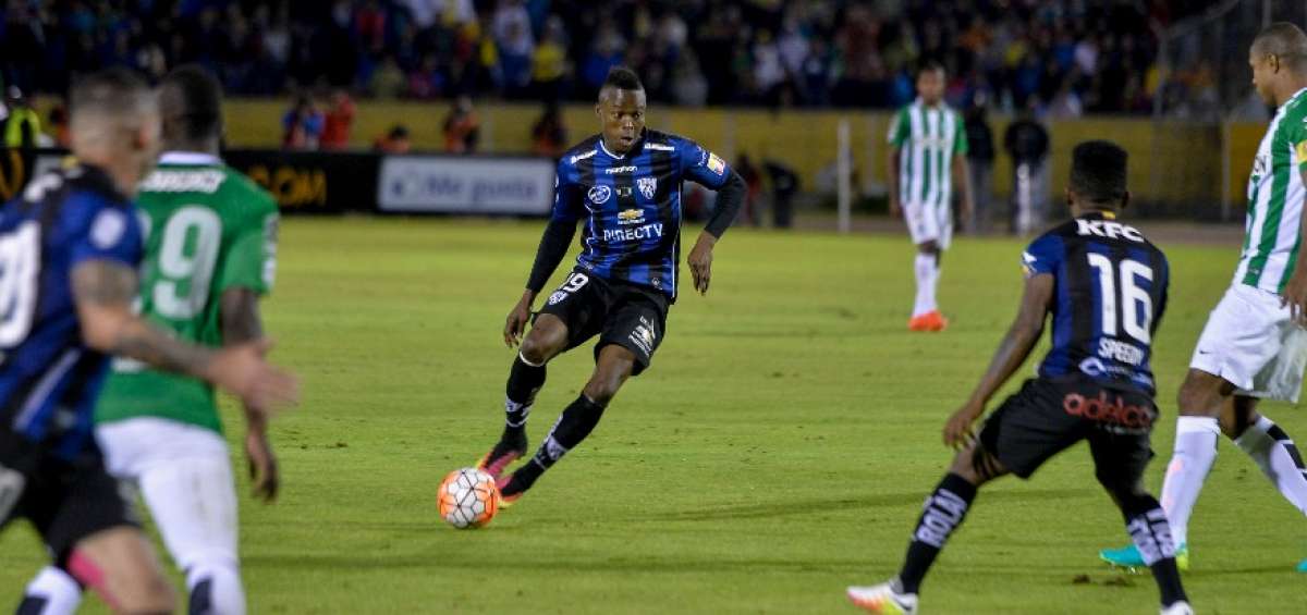El atacante Jos&eacute; Angulo (centro) conduce la pelota en el partido de ida ante Atl&eacute;tico Nacional en Quito. 