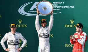 El doble campe&oacute;n del mundo se impuso con autoridad a los alemanes Nico Rosberg (i) y Sebastian Vettel (d). Foto: Agencia AFP
