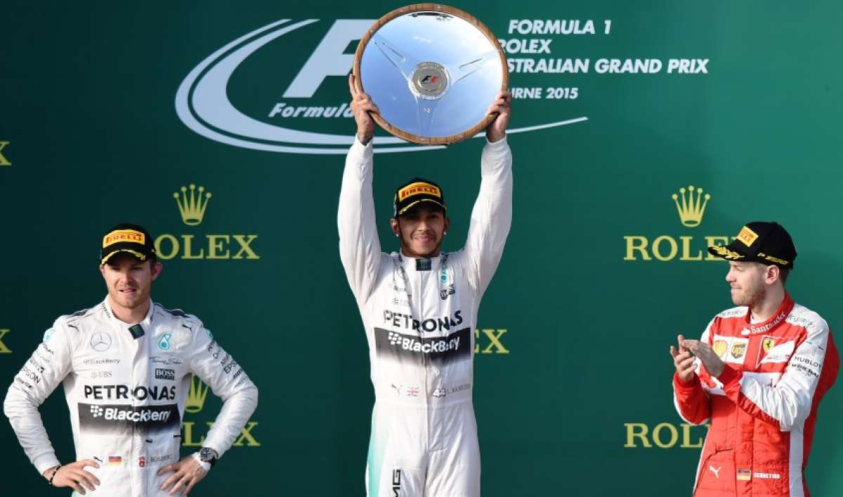 El doble campe&oacute;n del mundo se impuso con autoridad a los alemanes Nico Rosberg (i) y Sebastian Vettel (d). Foto: Agencia AFP
