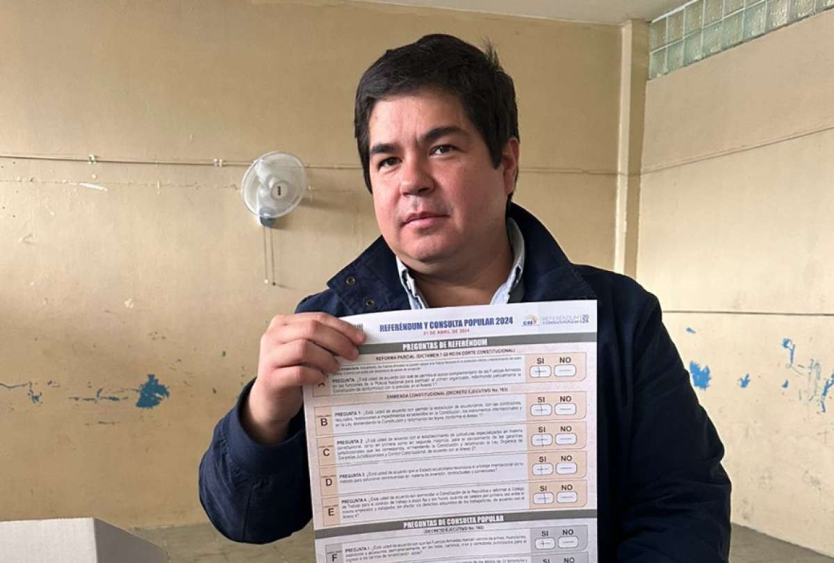 Arturo Félix Wong mostró su papeleta después de votar.