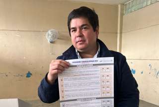 Arturo Félix Wong mostró su papeleta después de votar. 