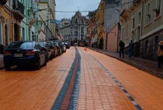 El Sendero Seguro del Centro Histórico va desde el Parque Metropolitano Itchimbía hasta la Basílica del Voto Nacional. Lo puedes reconocer porque la calle está pintada de naranja.