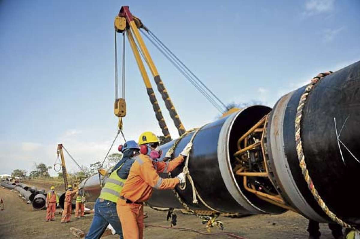 El proceso de soldadura entre dos tubos dura aproximadamente 4 horas y el avance por d&iacute;a, que se realiza de forma sistem&aacute;tica, es de 400 metros. Foto: Rodolfo P&aacute;rraga.