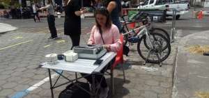 Pamela Mendieta dedica unas palabras a la ciudad en el &ldquo;Park-ing Day&rdquo;, en las calles N&uacute;&ntilde;ez de Vela e Ignacio San Mar&iacute;a, en el norte de Quito.