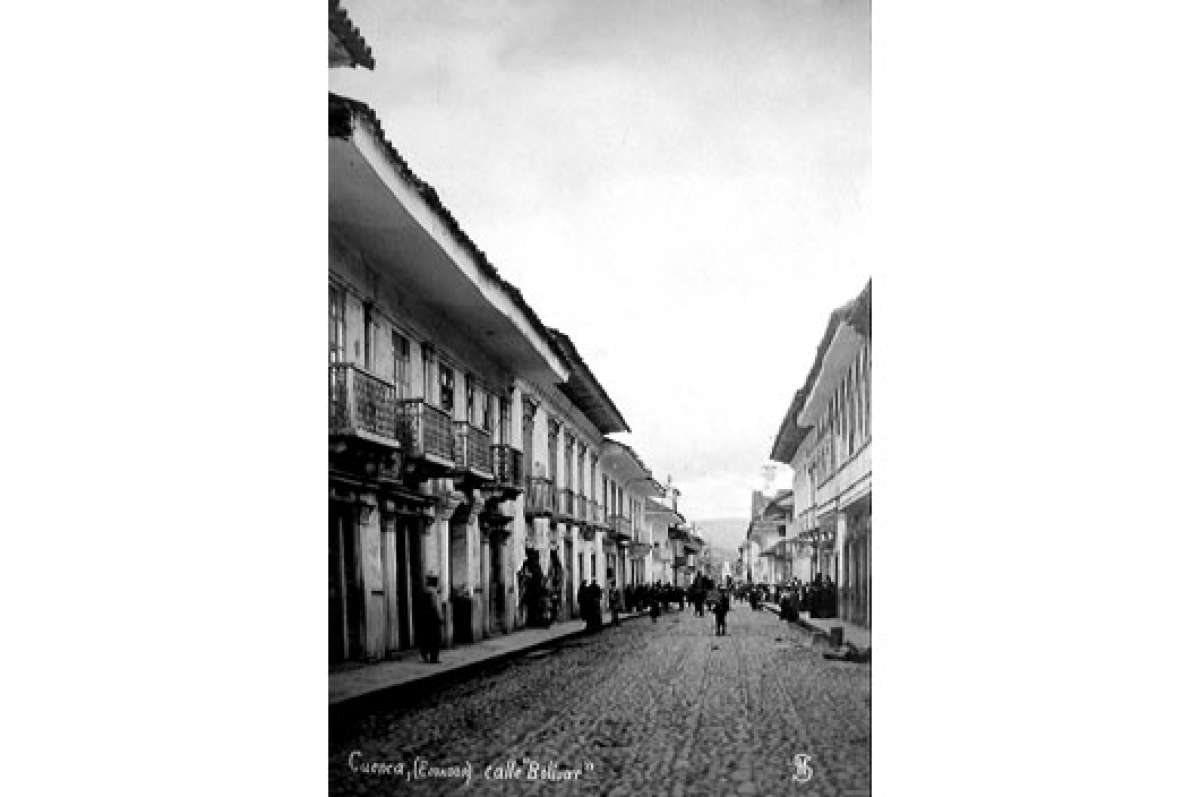 En estas casas, en el centro hist&oacute;rico de Cuenca durante los a&ntilde;os 40, funcionaron bares, en especial el denominado Varsovia. Foto: Cortes&iacute;a