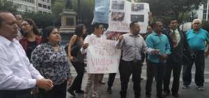 Un grupo de periodistas efectu&oacute; la ma&ntilde;ana de este lunes 14 de octubre de 2019 un plant&oacute;n en el centro de Guayaquil, solidariz&aacute;ndose con los colegas atacados en las manifestaciones.
