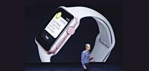 El ejecutivo Tim Cook tom&oacute; parte del evento para mostrar los nuevos modelos de Apple Watch Sport, que se vender&aacute;n en EE.UU. desde este mes. Foto: AFP