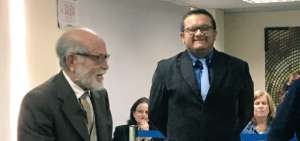 Julio C&eacute;sar Trujillo (i), presidente del Cpccs transitorio, tom&oacute; juramento al nuevo secretario. 
