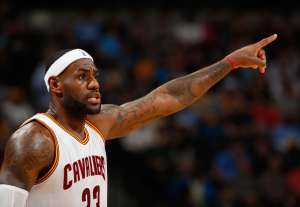 Lebron James lider&oacute; a los Cleveland a su segunda victoria consecutiva de la temporada. Foto: AFP