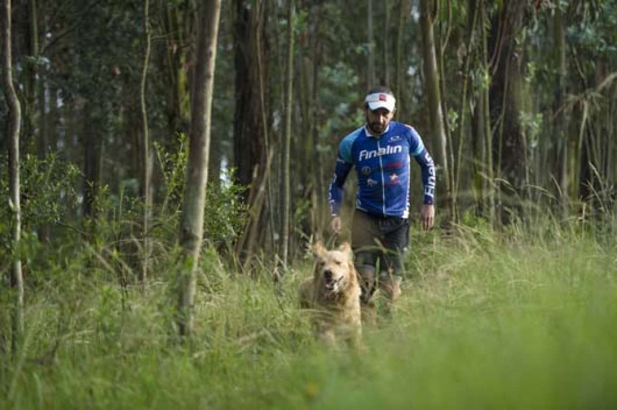 Gustavo Cevallos entrena en el Parque Metropolitano de Quito. Trist&aacute;n, un golden retriever de 3 a&ntilde;os de edad, es su fiel acompa&ntilde;ante. El quite&ntilde;o dej&oacute; el f&uacute;tbol por las actividades extremas. FOTO: ANDR&Eacute;S DARQUEA.