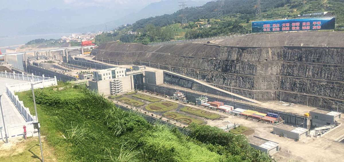 La obra tiene una longitud de 2.309 metros y una altura de 185 m. Cuenta con 32 turbinas generadoras.