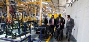 Previo al lanzamiento del programa Camioneta Popular, el presidente Len&iacute;n Moreno recorri&oacute; las instalaciones de la empresa Metaltronic.