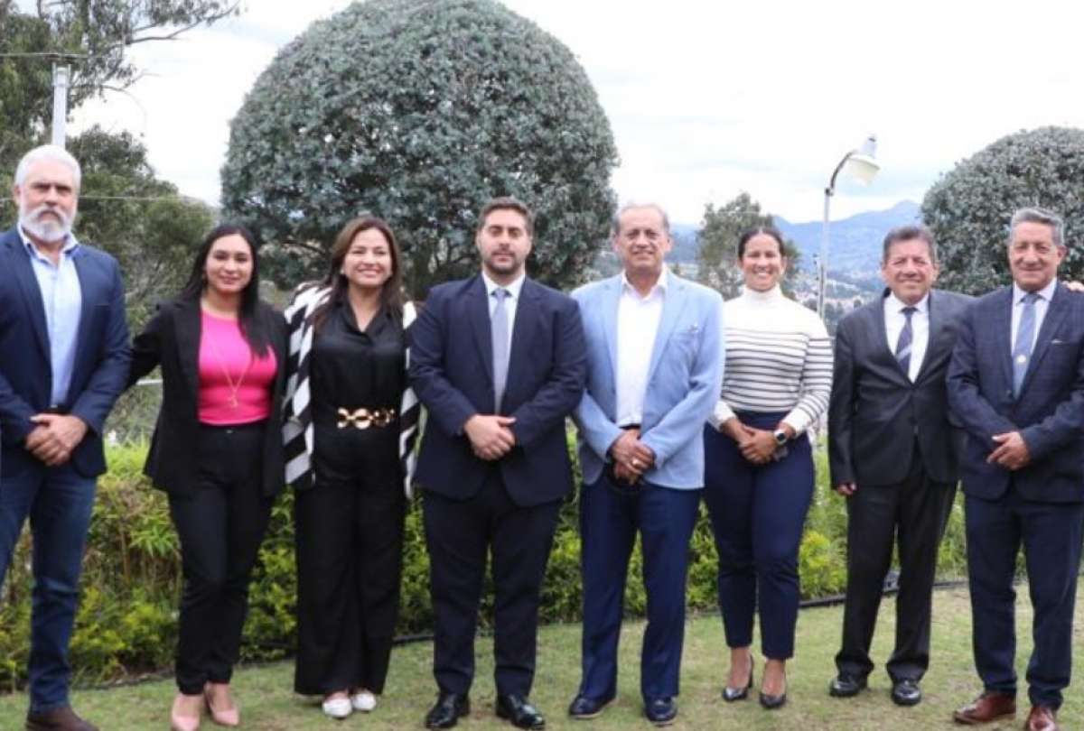 El encuentro de autoridades se desarrolló en Azogues.