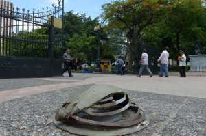 Los elementos que protegen los reflectores en la calle 1&deg; de Mayo en Guayaquil presentan &oacute;xido y fisuras. Foto: Miguel Castro / El Tel&eacute;grafo