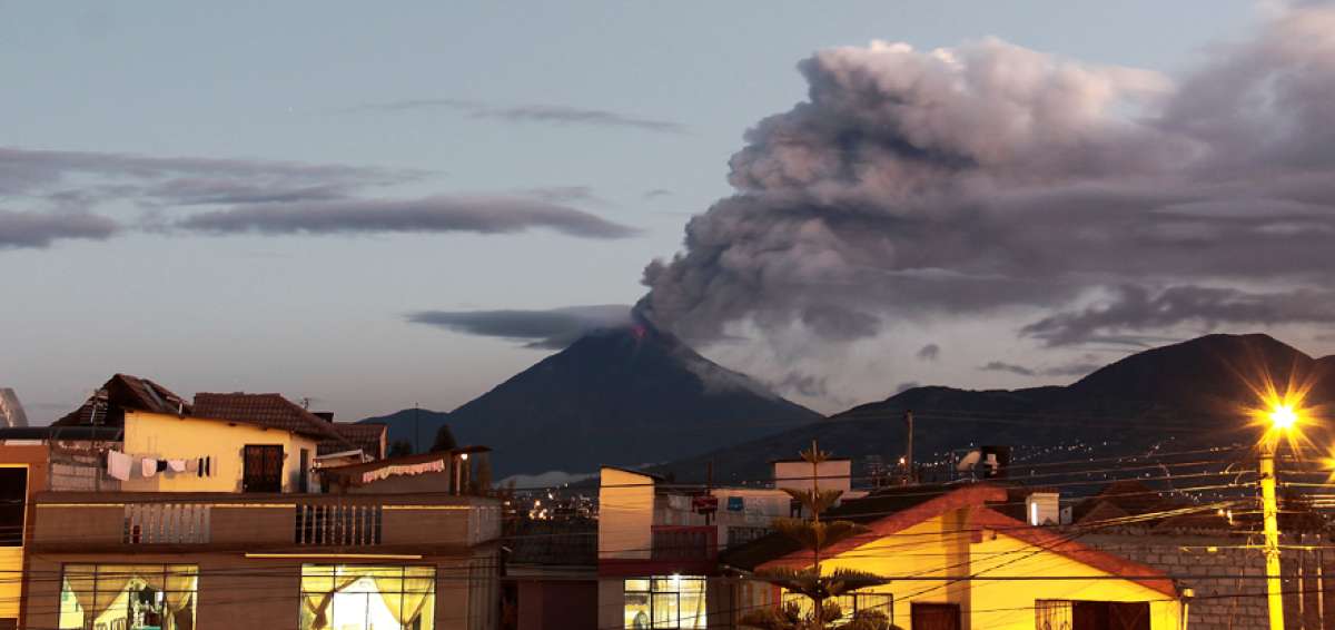 El volc&aacute;n Tungurahua comenz&oacute; un nuevo proceso eruptivo en octubre de 1999. Ese a&ntilde;o, m&aacute;s de 20.000 personas fueron evacuadas.